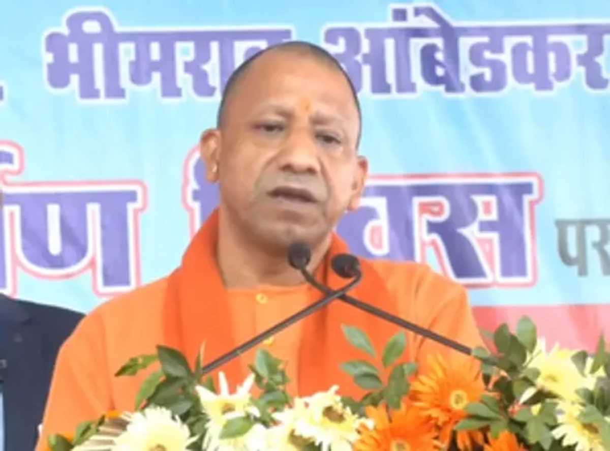 संविधान की प्रति दिखाकर ढोंग करने वाले बांग्लादेश में हिंदुओं पर हो रहे अत्याचार पर मौन क्यों : सीएम योगी